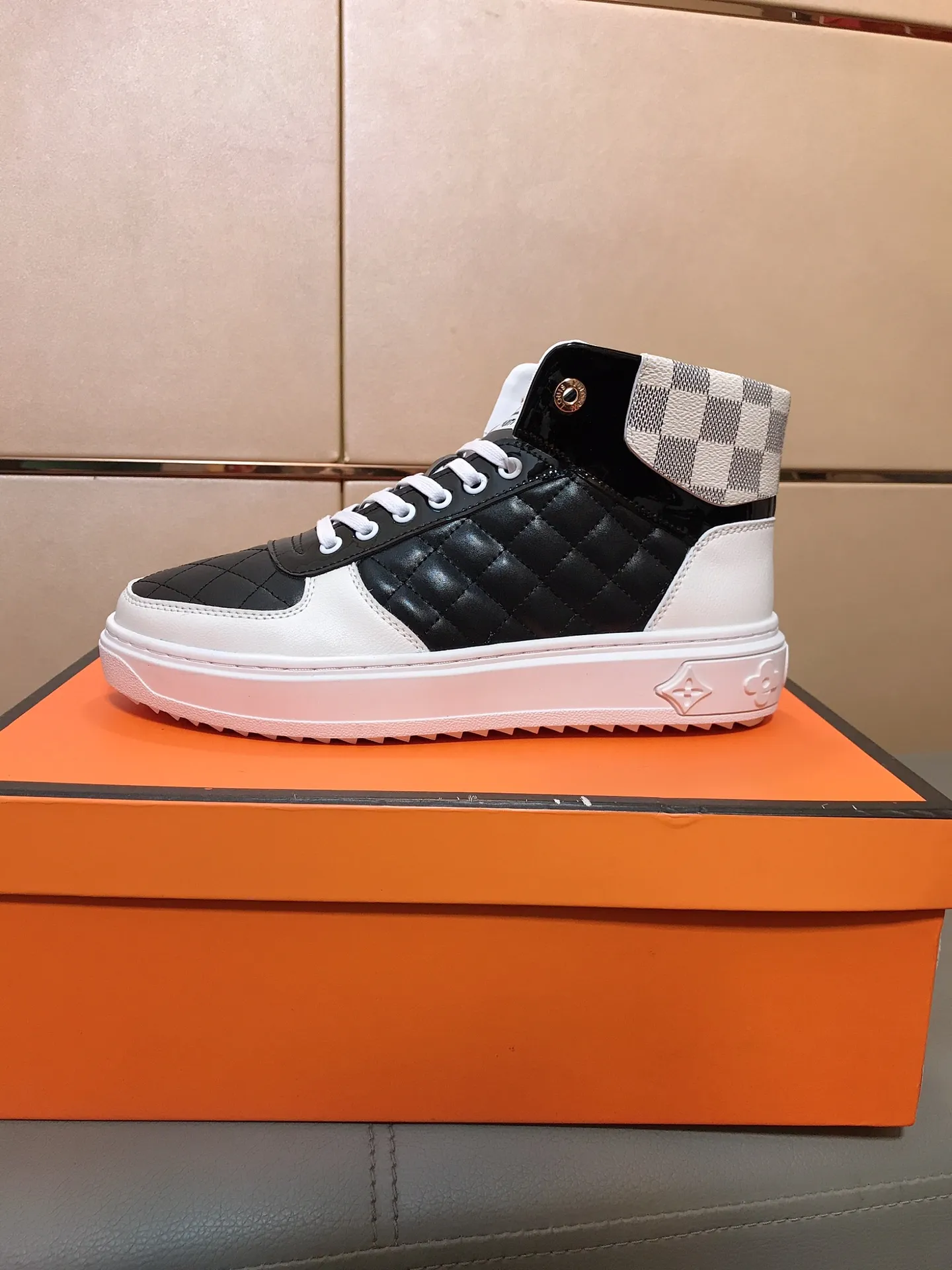 Factory price 400 👟👟🤝 (LV Louis Vuitton) New Korean style high-top casual shoes for men [Proud] hot style, imported cowhide with original printing, genuine leather lining, wear-resistant and non-slip rubber outsole. If you are still worried about wearing matching shoes, then these shoes are your best choice! Code number: 38-44